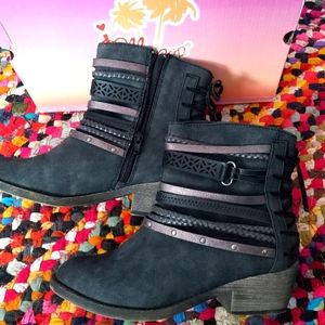 DOROTHY BLACK JELLYPOP BOOTS DISTRESSED STRAP ACCENTS SIZE 7M SIDE ZIP